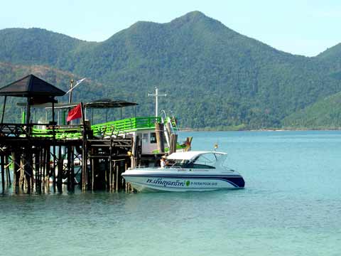 Speedboat at Loh Laoya